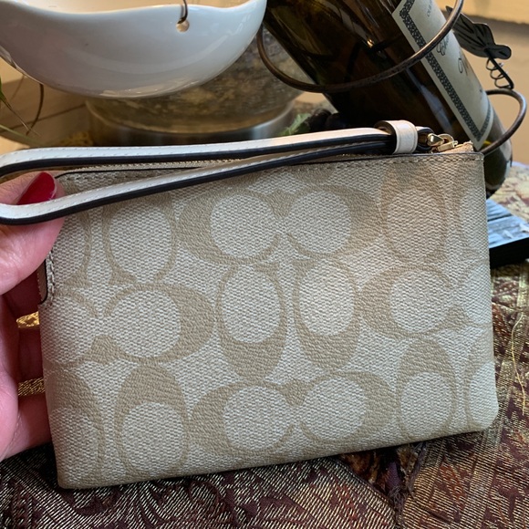 Authentic COACH Signature Coated leather PEAR zip top wristlet - Picture 4 of 8